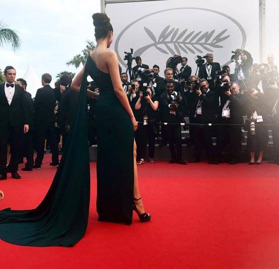 Cannes 2017: दूसरे दिन ग्रीन गाउन में दीपिका पादुकोण का बेस्ट लुक