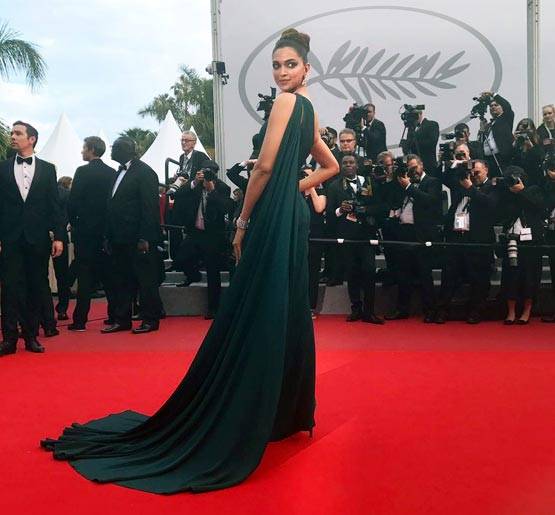 Cannes 2017: दूसरे दिन ग्रीन गाउन में दीपिका पादुकोण का बेस्ट लुक