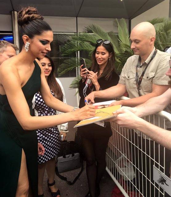 Cannes 2017: दूसरे दिन ग्रीन गाउन में दीपिका पादुकोण का बेस्ट लुक