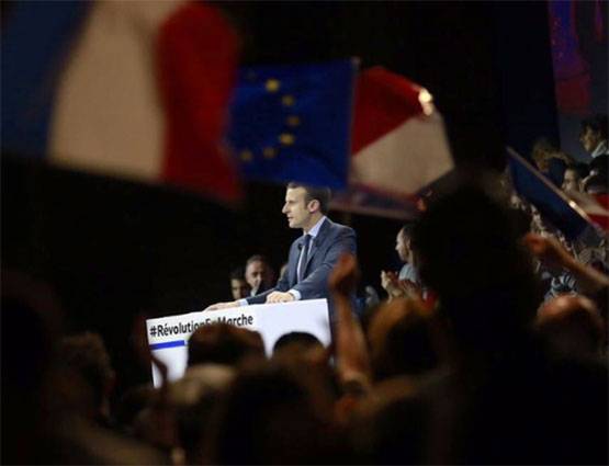 फ्रांस के नए राष्ट्रपति मैक्रोन ने 24 साल बड़ी अपनी टीचर से की थी शादी