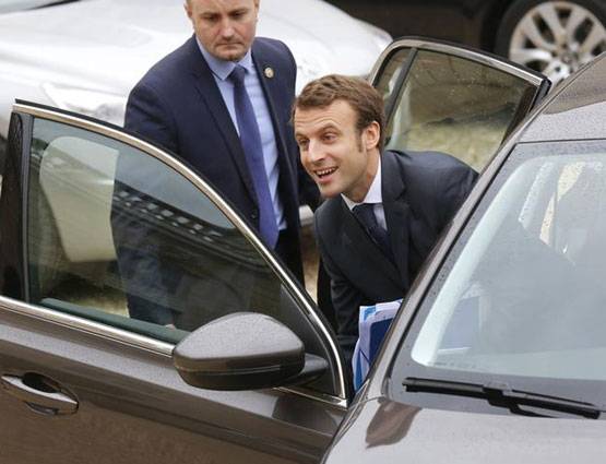 फ्रांस के नए राष्ट्रपति मैक्रोन ने 24 साल बड़ी अपनी टीचर से की थी शादी