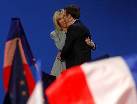 फ्रांस के नए राष्ट्रपति मैक्रोन ने 24 साल बड़ी अपनी टीचर से की थी शादी