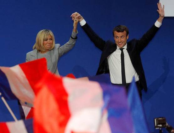 फ्रांस के नए राष्ट्रपति मैक्रोन ने 24 साल बड़ी अपनी टीचर से की थी शादी