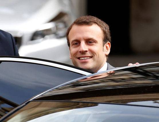 फ्रांस के नए राष्ट्रपति मैक्रोन ने 24 साल बड़ी अपनी टीचर से की थी शादी