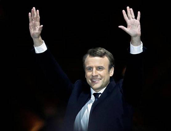 फ्रांस के नए राष्ट्रपति मैक्रोन ने 24 साल बड़ी अपनी टीचर से की थी शादी
