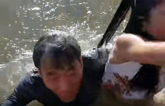 झटके से लड़की को मुंह में दबाकर पानी में खींच ले गई मछली PHOTOS