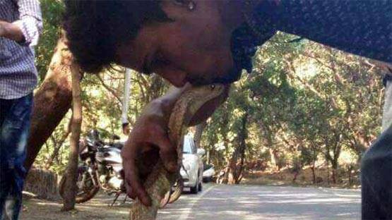 झटके से लड़की को मुंह में दबाकर पानी में खींच ले गई मछली PHOTOS