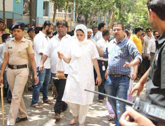 पर्दे की मां को श्रद्धांजलि देने नहीं जा सके सलमान, पहुंचे ये सेलेब्स