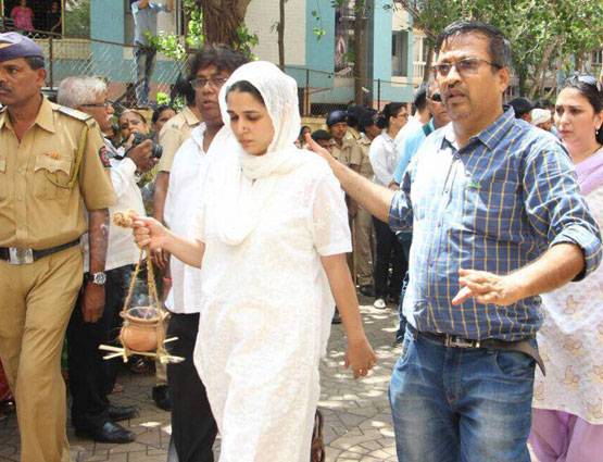 पर्दे की मां को श्रद्धांजलि देने नहीं जा सके सलमान, पहुंचे ये सेलेब्स