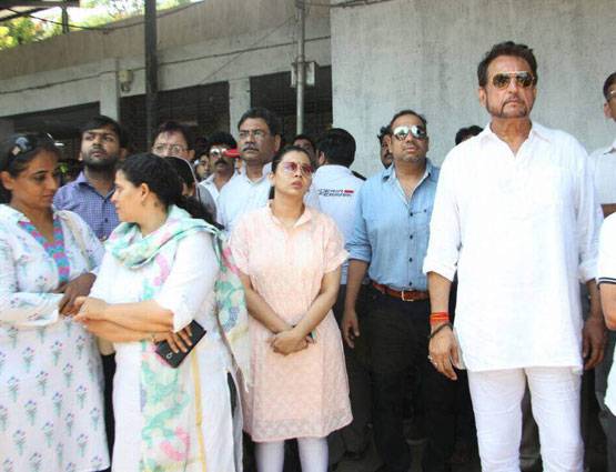 पर्दे की मां को श्रद्धांजलि देने नहीं जा सके सलमान, पहुंचे ये सेलेब्स