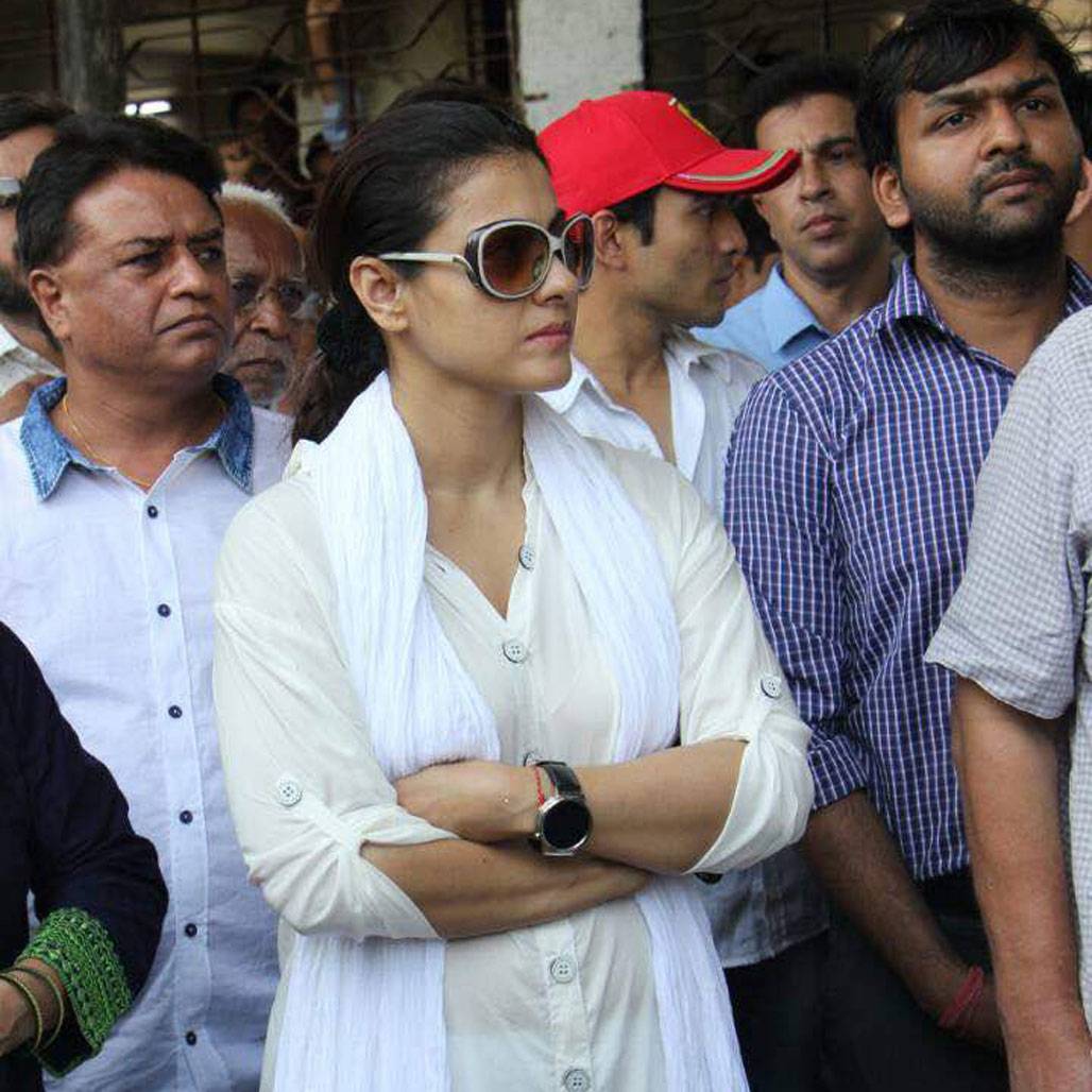 पर्दे की मां को श्रद्धांजलि देने नहीं जा सके सलमान, पहुंचे ये सेलेब्स