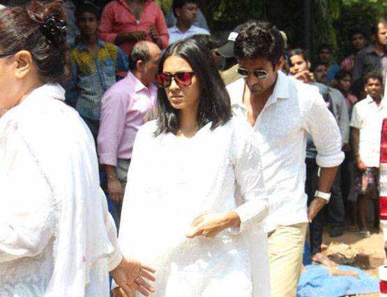 पर्दे की मां को श्रद्धांजलि देने नहीं जा सके सलमान, पहुंचे ये सेलेब्स