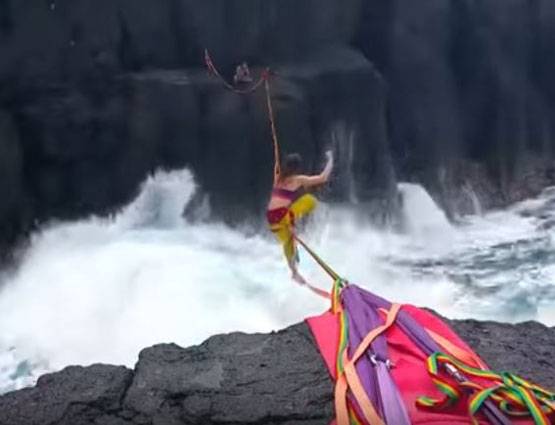 वायरल वीडियो:40 फीट ऊंची लहरों के बीच झूलती रही लड़की,नहीं खोया बैलेंस