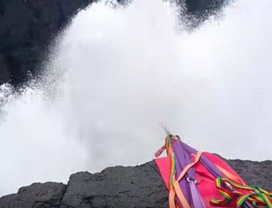 वायरल वीडियो:40 फीट ऊंची लहरों के बीच झूलती रही लड़की,नहीं खोया बैलेंस