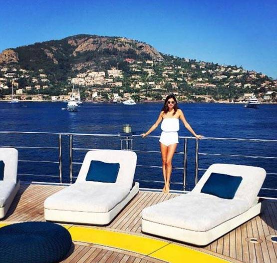महंगे याट पर बिकिनी में फोटोशूट कराते दिखे सेलिब्रेटी