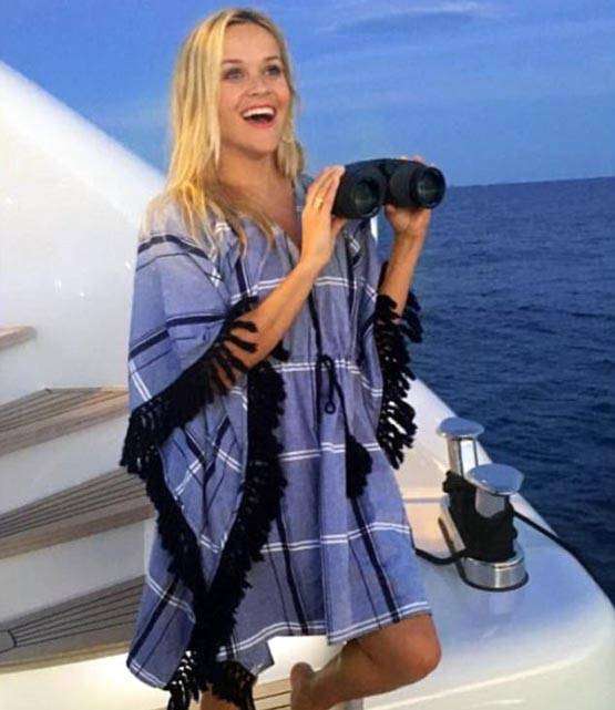 महंगे याट पर बिकिनी में फोटोशूट कराते दिखे सेलिब्रेटी