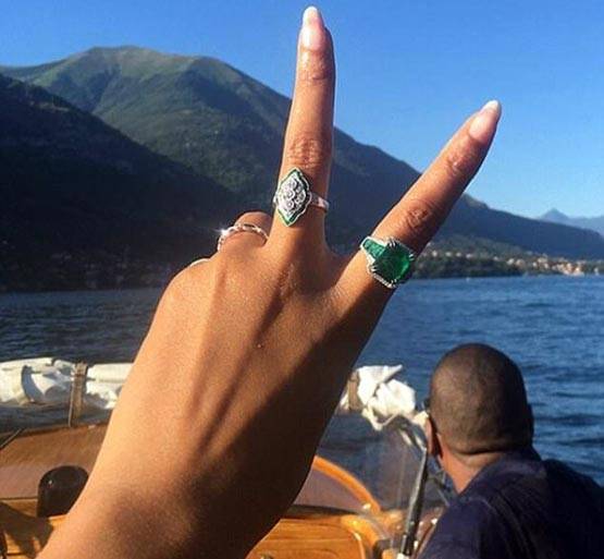 महंगे याट पर बिकिनी में फोटोशूट कराते दिखे सेलिब्रेटी