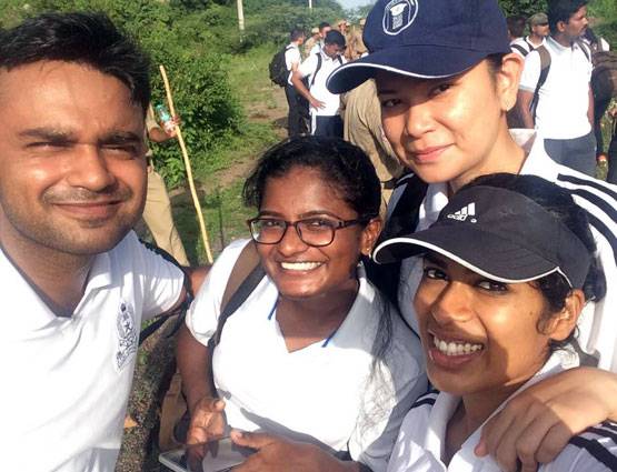 PHOTOS: रोने के बाद भी मिल रही इस IPS को तारीफ