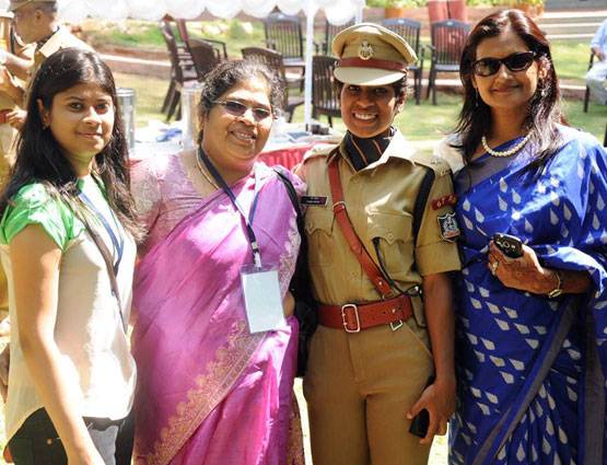 PHOTOS: रोने के बाद भी मिल रही इस IPS को तारीफ