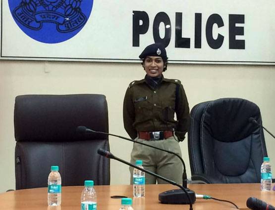PHOTOS: रोने के बाद भी मिल रही इस IPS को तारीफ