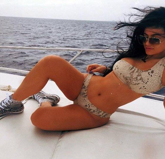 महंगे याट पर बिकिनी में फोटोशूट कराते दिखे सेलिब्रेटी