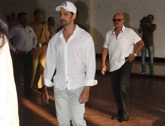 ऋषि कपूर के ट्वीट का असर, विनोद खन्ना की प्रार्थना सभा में पहुंचे सभी बड़े सितारे