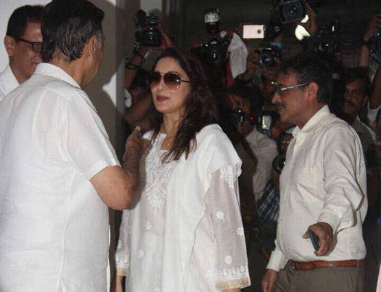 ऋषि कपूर के ट्वीट का असर, विनोद खन्ना की प्रार्थना सभा में पहुंचे सभी बड़े सितारे