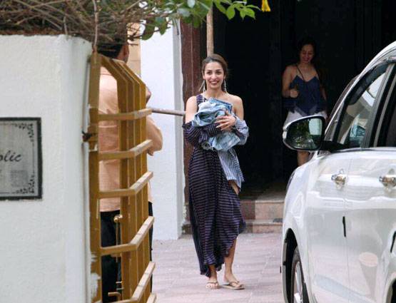 PHOTOS: अरबाज के घर से अपनी जींस लेकर निकलीं मलाइका