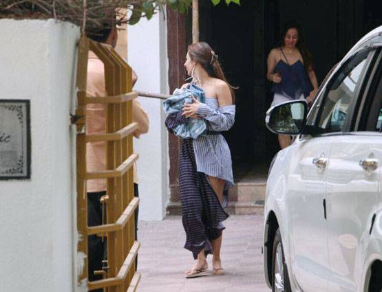 PHOTOS: अरबाज के घर से अपनी जींस लेकर निकलीं मलाइका