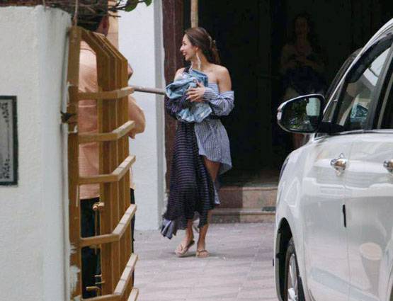 PHOTOS: अरबाज के घर से अपनी जींस लेकर निकलीं मलाइका