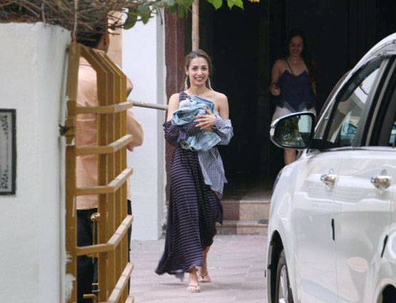 PHOTOS: अरबाज के घर से अपनी जींस लेकर निकलीं मलाइका