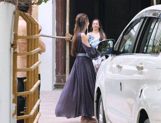 PHOTOS: अरबाज के घर से अपनी जींस लेकर निकलीं मलाइका