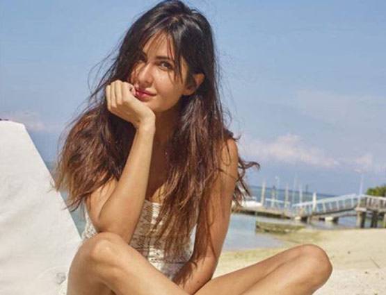 कटरीना खुद ही शेयर कर रही हैं अपनी HOT PHOTOS
