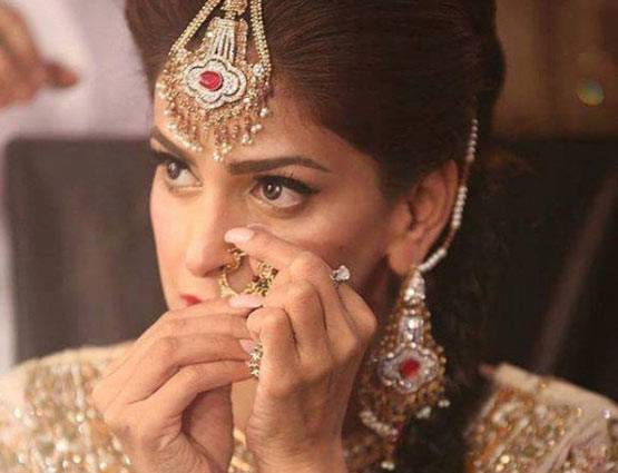 पाकिस्तानी एक्ट्रेस सबा बनी है इरफान खान की पत्नी