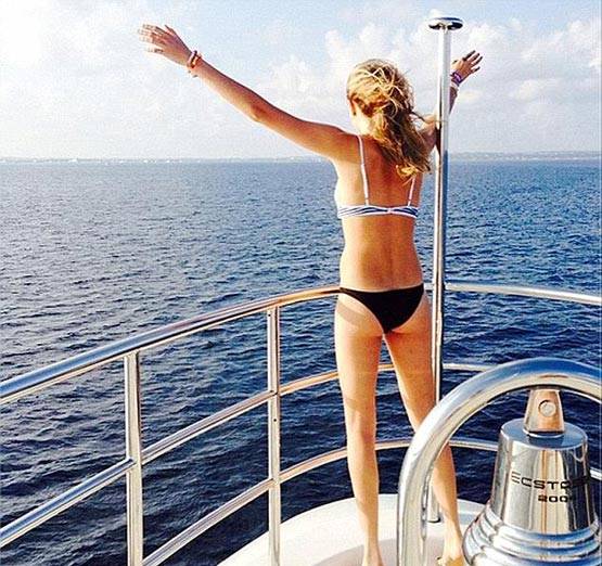 महंगे याट पर बिकिनी में फोटोशूट कराते दिखे सेलिब्रेटी