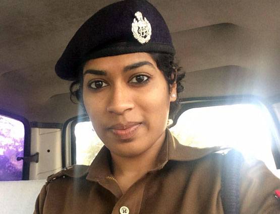 PHOTOS: रोने के बाद भी मिल रही इस IPS को तारीफ