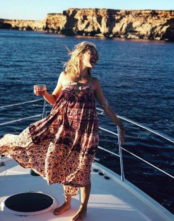 महंगे याट पर बिकिनी में फोटोशूट कराते दिखे सेलिब्रेटी