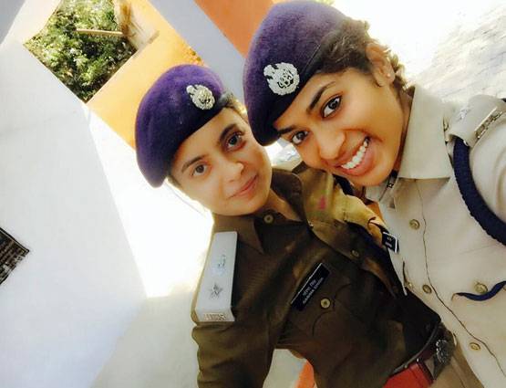 PHOTOS: रोने के बाद भी मिल रही इस IPS को तारीफ