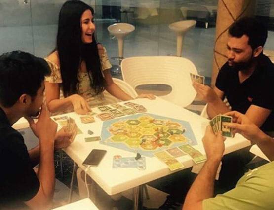 कटरीना खुद ही शेयर कर रही हैं अपनी HOT PHOTOS