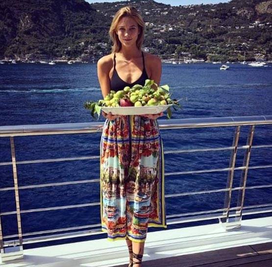 महंगे याट पर बिकिनी में फोटोशूट कराते दिखे सेलिब्रेटी