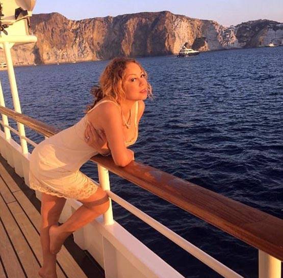 महंगे याट पर बिकिनी में फोटोशूट कराते दिखे सेलिब्रेटी