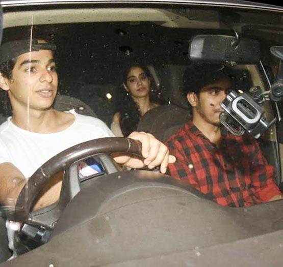 भाई शाहिद ने किया था मना, श्रीदेवी की बेटी को घुमा रहे हैं ईशान