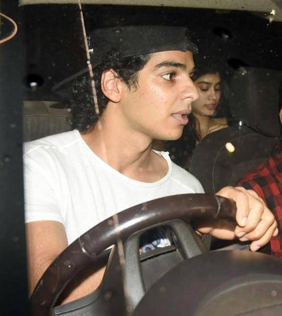 भाई शाहिद ने किया था मना, श्रीदेवी की बेटी को घुमा रहे हैं ईशान