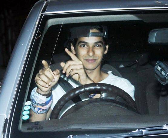 भाई शाहिद ने किया था मना, श्रीदेवी की बेटी को घुमा रहे हैं ईशान