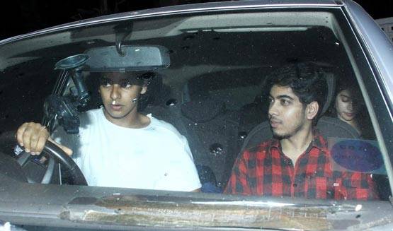 भाई शाहिद ने किया था मना, श्रीदेवी की बेटी को घुमा रहे हैं ईशान