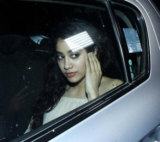 भाई शाहिद ने किया था मना, श्रीदेवी की बेटी को घुमा रहे हैं ईशान