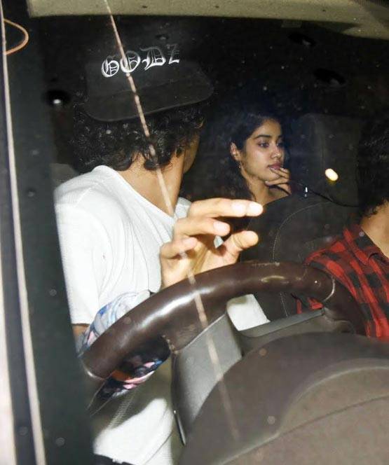 भाई शाहिद ने किया था मना, श्रीदेवी की बेटी को घुमा रहे हैं ईशान