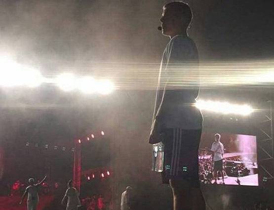 Photos: तिरंगे के साथ किया जस्टिन बीबर ने मुंबई में परफॉर्म