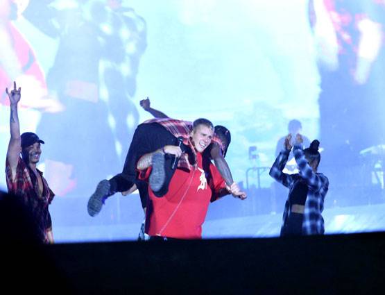 PHOTOS: कॉन्सर्ट में जस्टिन पर चढ़ा जोश, स्टेज पर दिखाया दंगल