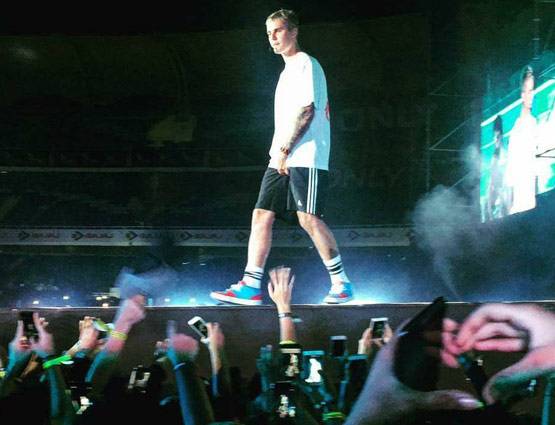 Photos: तिरंगे के साथ किया जस्टिन बीबर ने मुंबई में परफॉर्म